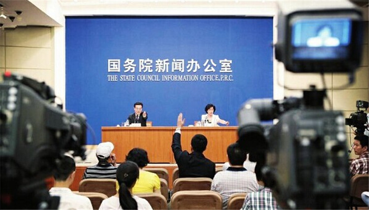 黄金一代的新闻发言人,似乎除武和平外没有一个好去向。他们受到双重夹击,媒体和民众期待过高,而官方的授权又相当有限。这种角色期待的冲突,使他们两面不讨好。曾有望改变中国信息封闭形象的新闻发言人制度,已无奈地走向了失败