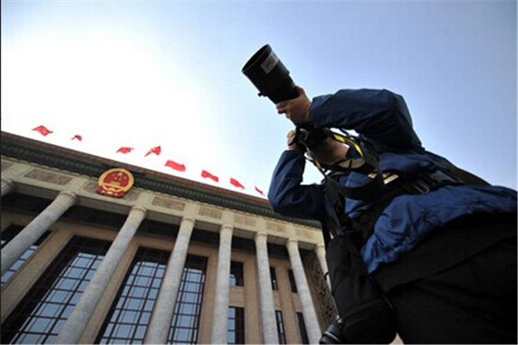 我们为制度赋予了道德色彩,但现实中,由于民众缺乏政治参与,及在某些官员的腐败下,它常沦为一种自我宣称。就此而言,反腐进入深水区后,践行政治和法律层面的平等主义精神,其政治和社会功能是兑现和民众的心理契约,让全社会树立对道德的信心,及对执政党的政治认同